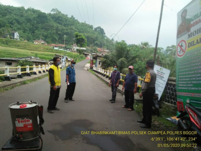 Pelaksanaan PSBB, Bhabinkamtibmas Polsek Ciampea, Warga Dihimbau Patuhi Kebijakan Pemerintah Tekan Corona