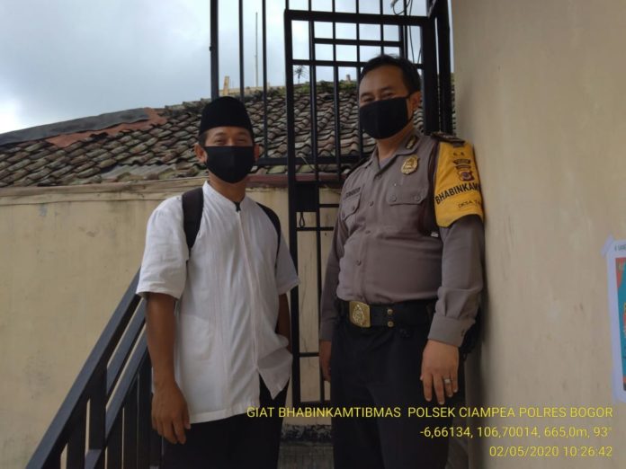 Berikan Himbauan Bahaya Virus Corona Bhabinkamtibmas Polsek Ciampea Sambang Desa Binaan