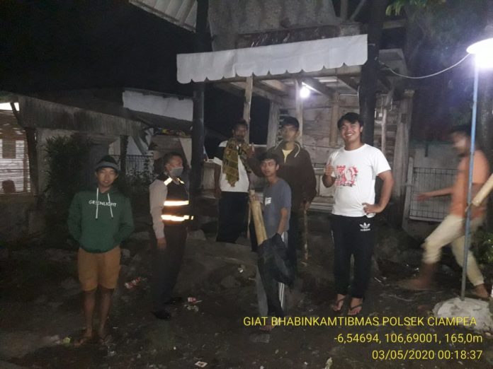 Bhabinkamtibmas Polsek Ciampea, Polres Bogor, Laksanakn Giat Kontrol Pos Siskamling