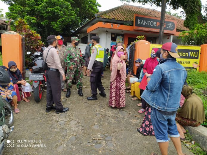 Polsek Ciampea, Polres Bogor, Bersama Babinsa Kawal Distribusi BLT