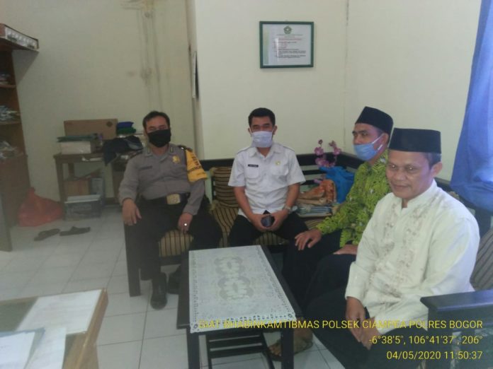 Bhabinkamtibmas Polsek Ciampea Sambangi Kantor KUA Tenjolaya Koordinasi Penanganan Penyebaran Virus Corona