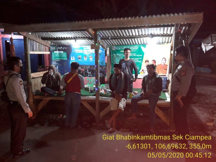 Bhabinkamtibmas Polsek Ciampea Sambang ke Pos Siskamling Lawan Covid-19 di Desa Cibitung Tengah
