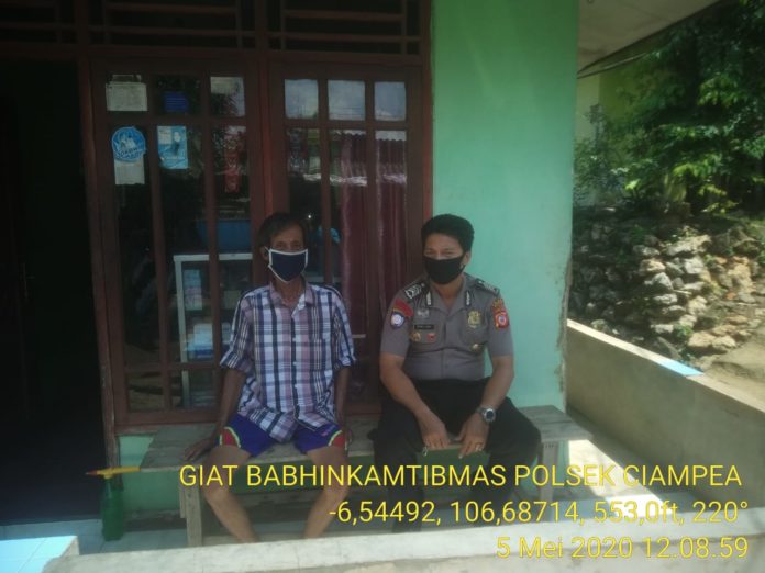 Bhabinkamtibmas Polsek Ciampea, Polres Bogor, Melaksanakan Sambang Warga dan Menyampaikan Himbauan Waspadai Virus Corona