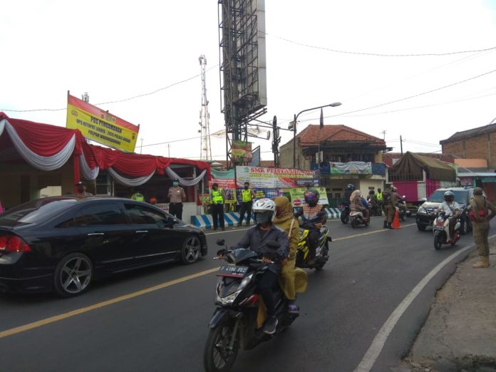 Kunjungi Pos Check Point Ops Ketupat Lodaya 2020 ini Pesan Kapolsek Ciampea Kepada Petugas