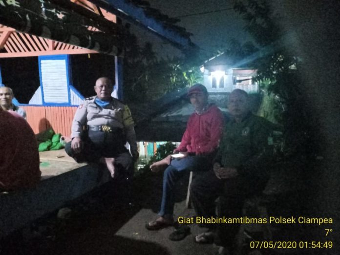 Bhabinkamtibmas Polsek Ciampea, Polres Bogor, Cek Pos Kamling Siaga Covid-19 Desa Cibanteng