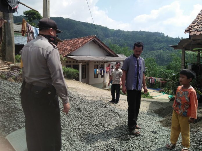 Bhabinkamtibmas Polsek Ciampea Bersama Sama Warga Desa Tapos I Kerja Bhakti Cor Blok Jalan