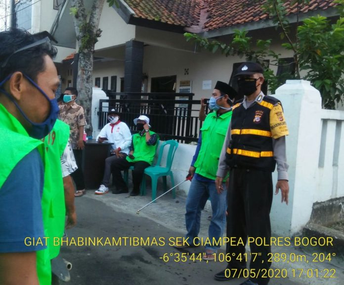 Bhabinkamtibmas Polsek Ciampea Kontrol Pos Penjagaan Covid-19