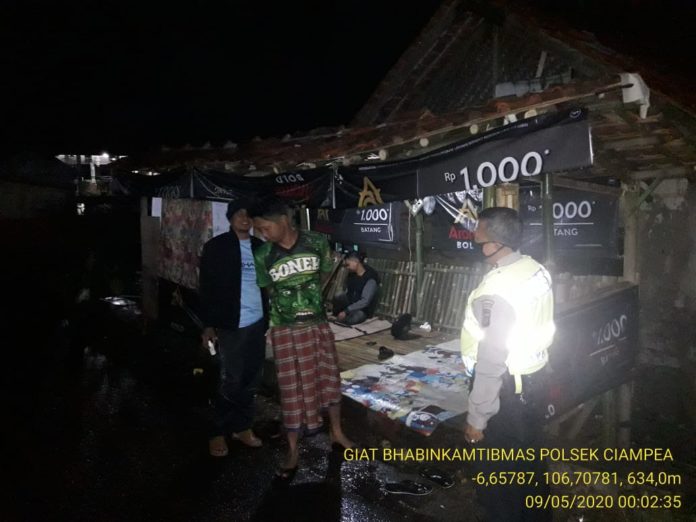 Bhabinkamtibmas Polsek Ciampea Kontrol Pos Kamling di Desa Gunung Malang
