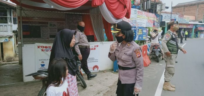 Kapolsek Ciampea, Padal Pos Pam Warung Borong Lakukan Pemeriksaan Kendaraan.