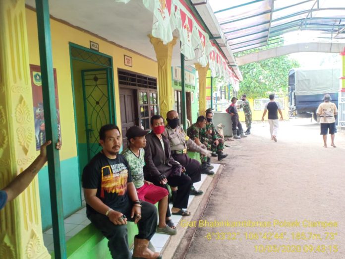 Bhabinkamtibmas Polsek Ciampea Bersama Babinsa Monitoring Distribusi Bantuan Beras untuk Warga Yang Terkena Dampak Covid-19 Dari Bupati Bogor Di Desa Cibanteng Kecamatan Ciampea.