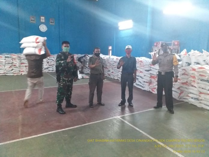 Monitoring Distribusi Bantuan Beras untuk Warga Yang Terkena Dampak Covid-19 Dari Bupati Bogor Di Desa Cinangka Kecamatan Ciampea.