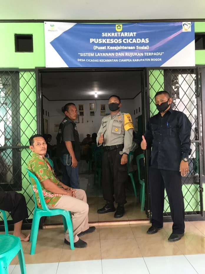 Bhabinkamtibmas Polsek Ciampea lakukan monitoring dan membantu petugas desa dalam penyaluran beras bantuan tanggap darurat covid-19