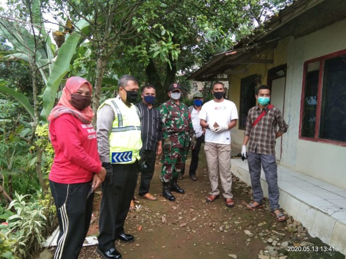 Pendistribusian Bansos Dari Bupati di Kawal Bhabinkamtibmas Polsek Ciampea dan Besinergi Bersama Babinsa Koramil 2114 Ciampea
