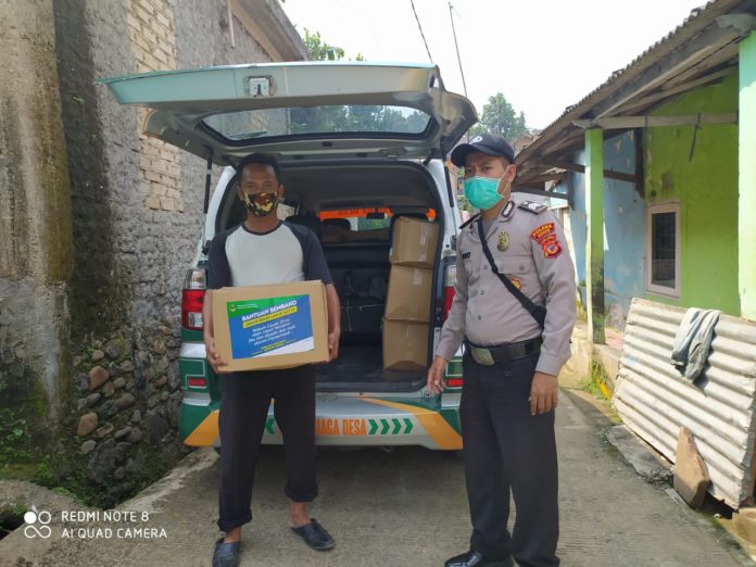 Bhabinkamtibmas Polsek Ciampea Polres Bogor monitoring Pembagian Bansos
