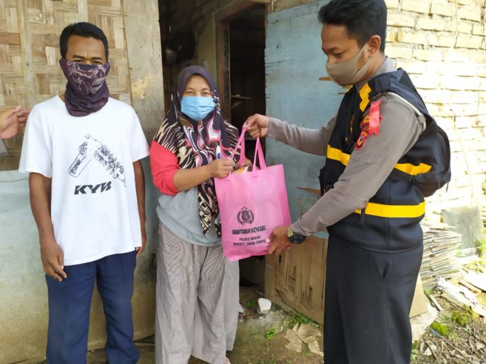 Bersama Bhabinkamtibmas, Kapolsek Ciampea Berikan Bantuan Sembako