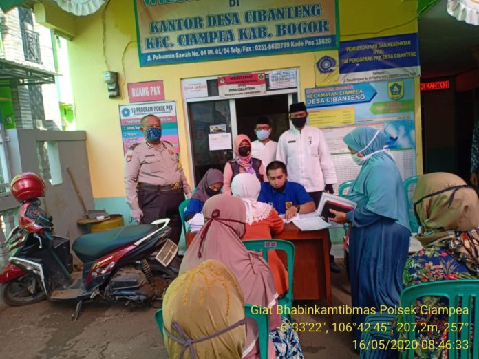 Bhabinkamtibmas Polsek Ciampea Monitoring Pendistribusian Bansos Dari Provinsi Jabar