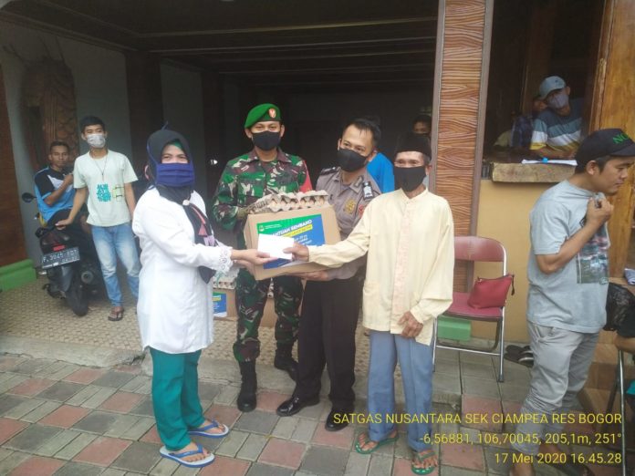 BHABINKAMTIBMAS POLSEK CIAMEA POLRES BOGOR KAWAL PENDISTRIBUSIAN BANSOS PROVINSI JABAR UNTUK WARGA TERDAMPAK COVID-19