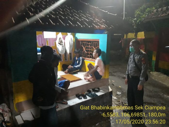 Bhabinkamtibmas Polsek Ciampea, Sambangi Pos Siskamling Berikan Himbauan Kamtibmas