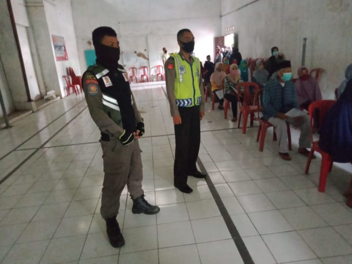 Bhabinkamtibmas Polsek Ciampea Bersama Babinsa Awasi Distribusi Kartu BPNT