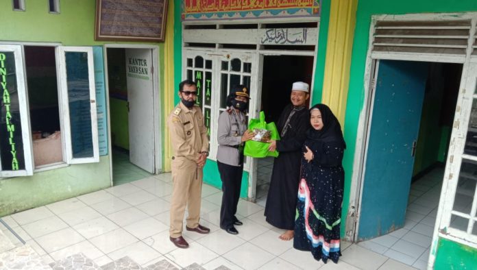 Peduli Pandemi Corona, Polsek Ciampea Bagikan Bantuan Sembako