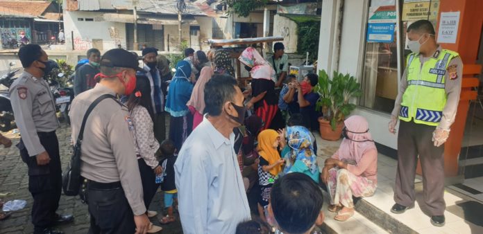 Polsek Ciampea Berikan Pengamanan Pembagian Bantuan Sosial Tunai di Kantor Pos