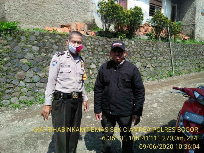 Berikan Imbauan Bahaya Covid-19, Bhabinkamtibmas Polsek Ciampea Sambang Desa Binaan