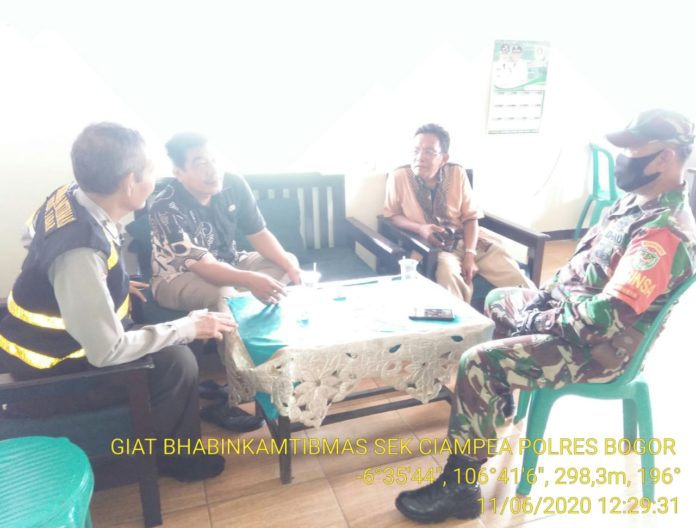 Bhabinkamtibmas Polsek Ciampea Bersama Babinsa Sambang Desa Sampaikan Himbauan Kamtibmas