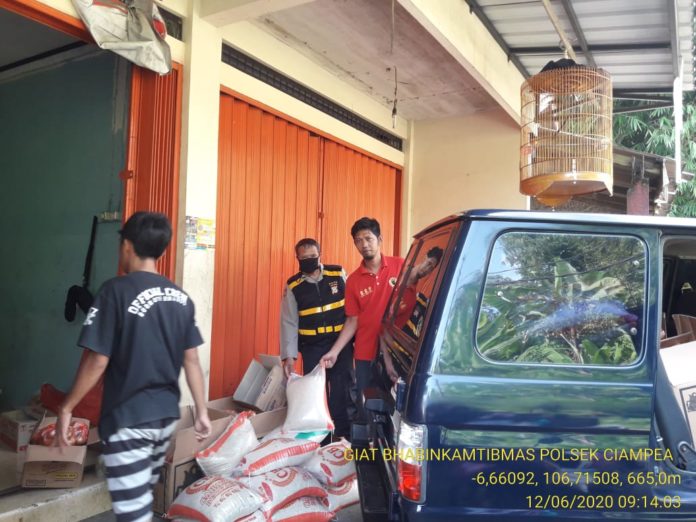 Dampingi Warga, Bhabinkamtibmas Polsek Ciampea Hadiri Kegiatan Penyaluran BPNT di Desa Gunung Malang