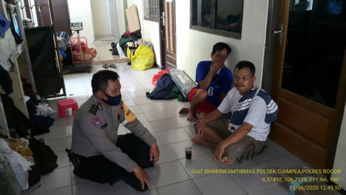 Anjangsana Silaturahmi Bhabinkamtibmas Desa Cihideung Udik Polsek Ciampea Sambang Warga Binaan, Sampaikan Pesan Kamtibmas.