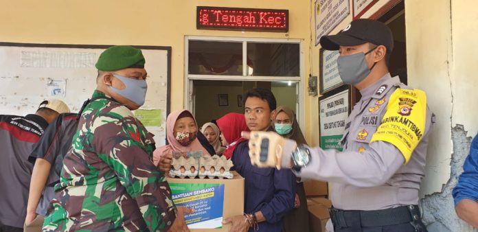 Monitor Penyaluran Bansos, Bhabinkamtibmas Polsek Ciampea bersama Babinsa Himbau Warga Jaga Ketertiban