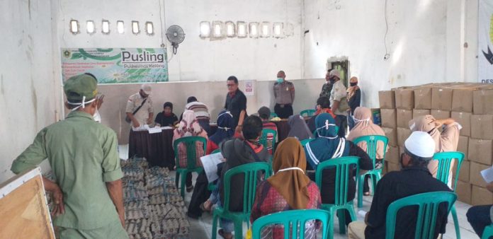 Bhabinkamtibmas Polsek Ciampea Bersama Babinsa Monitoring Pendistribusian Bansos Dari Provinsi
