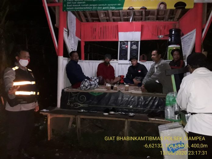 Bhabinkamtibmas Polsek Ciampea melaksanakan Sambang ke Pos Siskamling
