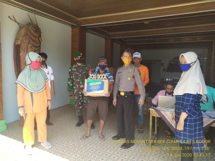 Pendistribusian Bansos di Kawal Bhabinkamtibmas Polsek Ciampea Bersama Koramil 2114 Ciampea