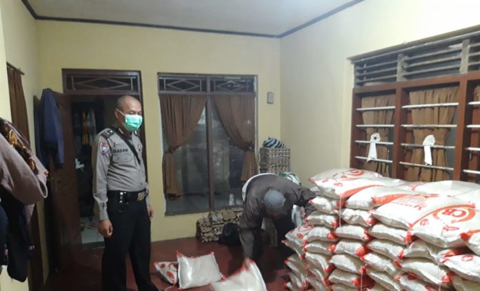Mencegah Potensi Penyelewengan, Bhabinkamtibmas Desa Bojong Rangkas Lakukan Monitoring Penyaluran BPNT