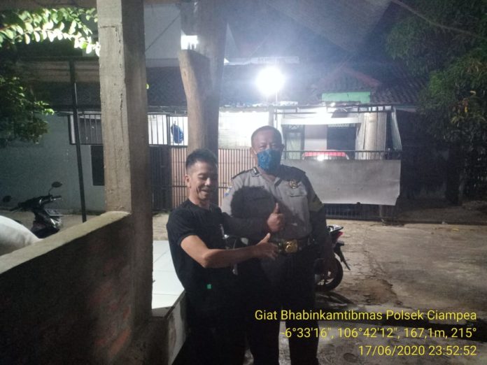 Sambang Pos Kamling Dan Pemukiman Warga, Bhabinkamtibmas Polsek Ciampea Himbau Terkait Kamtibmas