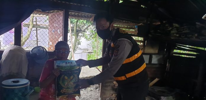 Dalam Rangka HUT Bhayangkara Ke-74 Polsek Ciampea Distribusikan Sembako Ke Desa Cibitung Tengah