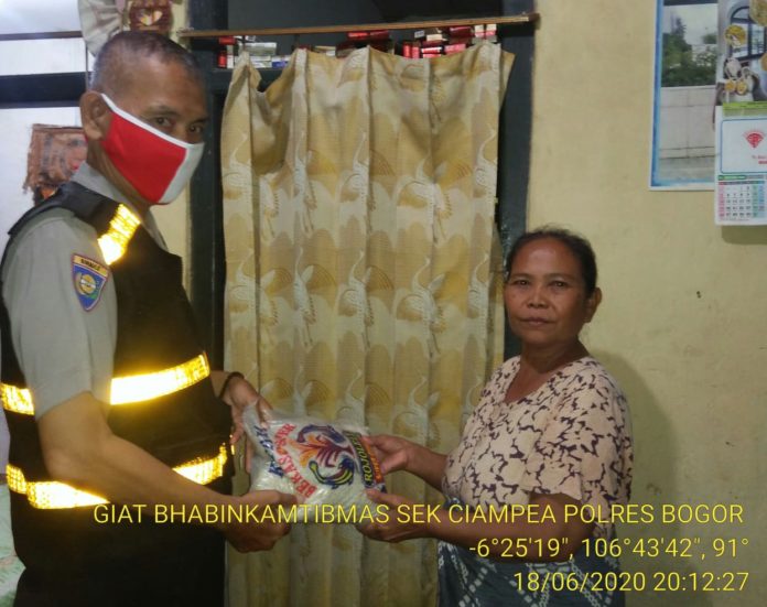 HUT Bhayangkara Ke 74 Bhabinkamtibmas Polsek Ciampea Bagikan Sembako Warga Desa Cibuntu