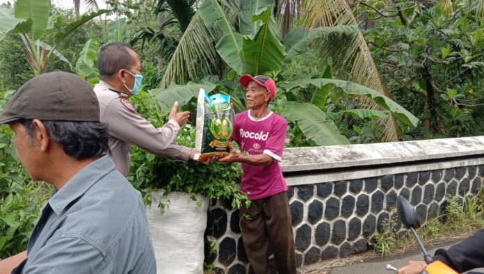 Sambut HUT Bhayangkara ke-74, Polsek Ciampea Berikan Bantuan Sosial