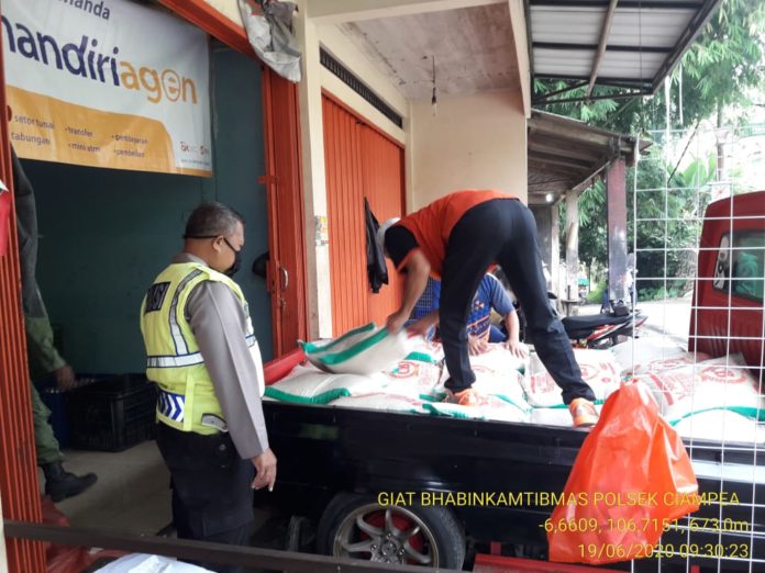 Bhabinkamtibmas Polsek Ciampea Monitoring Penyaluran Bantuan BPNT Desa Gunung Malang.