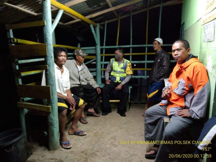 Polsek Ciampea Melalui Bhabinkamtibmas Imbau Siskamling Terapkan Protokol Pencegahan Covid-19.