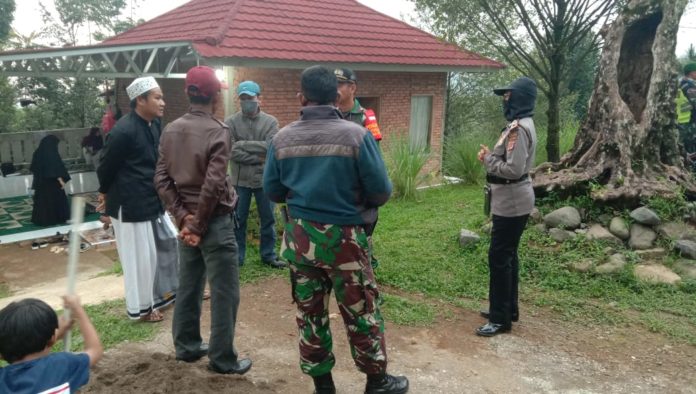 Kapolsek Ciampea Bersama Koramil 2114 Ciampea Himbau Pengelola dan Pengunjung Wisata Curug Nangka Tenjolaya.