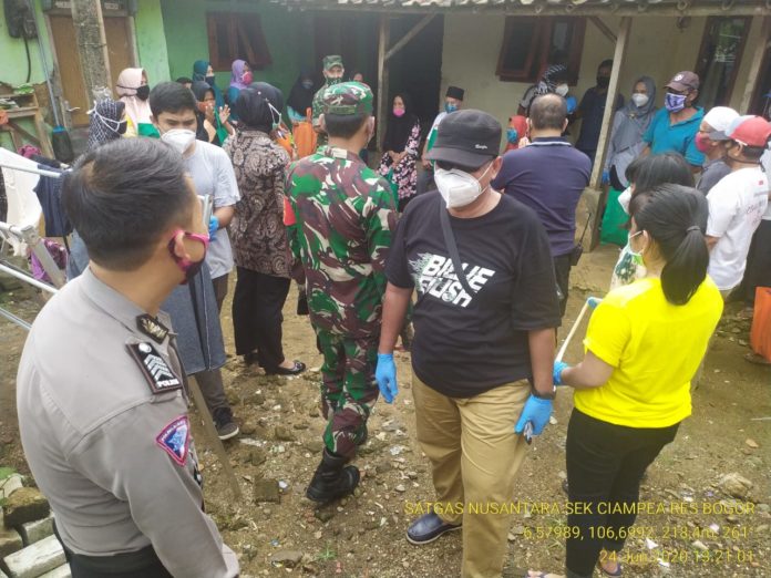 Bhabinkamtibmas Polsek Ciampea Dan Personil Koramil 2114 Ciampea Monitoring Pembagian Bansos Dari Kemenkes RI