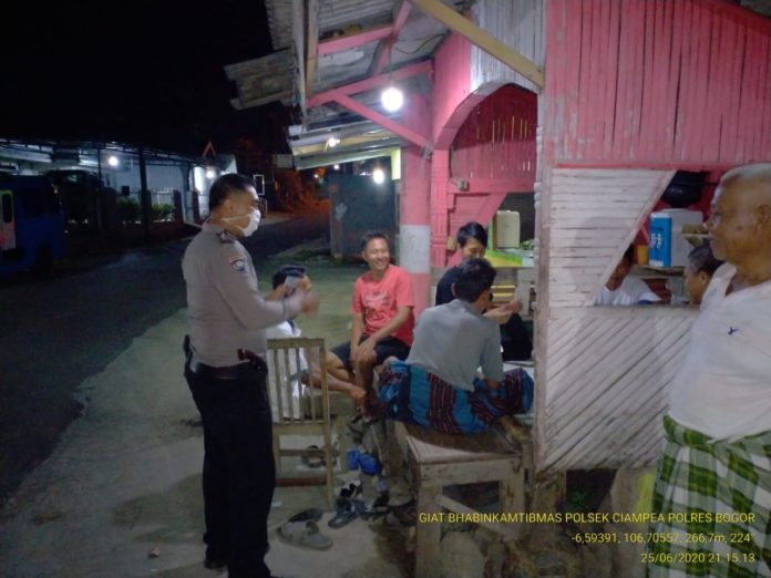 Ciptakan Keamanan Bhabinkamtibmas Polsek Ciampea Sambang Pos Kamling.