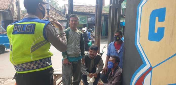 Pastikan Masyarakat Memakai Masker, Bhabinkamtibmas Polsek Ciampea Berikan Imbauan Cegah Covid 19.