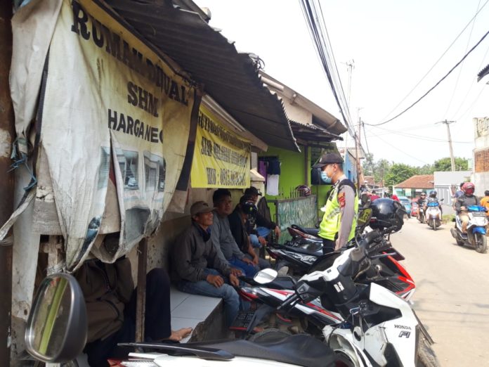 Dengan Humanis Bhabinkamtibmas Polsek Ciampea Himbau Warganya Pakai Masker.
