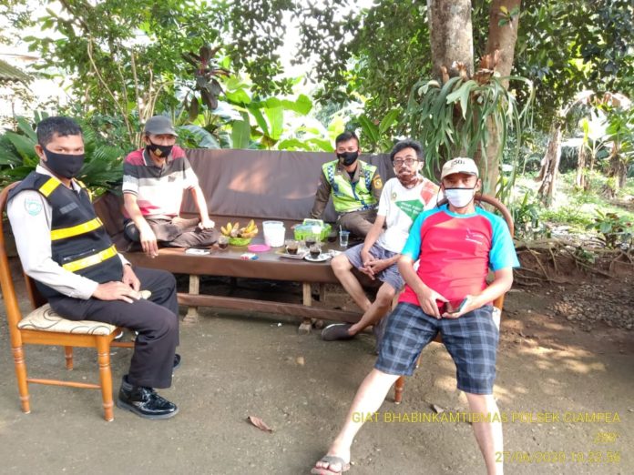 Cegah Wabah Covid 19, Bhabinkamtibmas Polsek Ciampea Lakukan Penyemprotan Desinfektan Kerumah Warga.