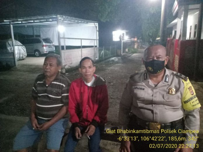 Bhabinkamtibmas Polsek Ciampea Sambang Ke Poskamling Menghimbau Untuk Waspada Terhadap Bahaya Narkoba dan Untuk Menjaga Keamanan Di Lingkungan.