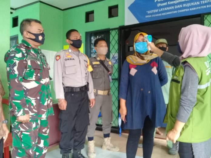 Bhabinkamtibmas Polsek Ciampea Bersama Babinsa Awasi Penyaluran BLT-DD di Desa Binaan.