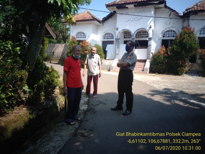 Pererat Silaturahmi, Bhabinkamtibmas Polsek Ciampea Sambang Tokoh.