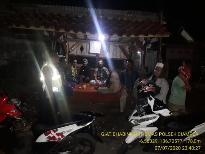 Polsek Ciampea Imbau Siskamling Terapkan Protokol Pencegahan Covid-19.